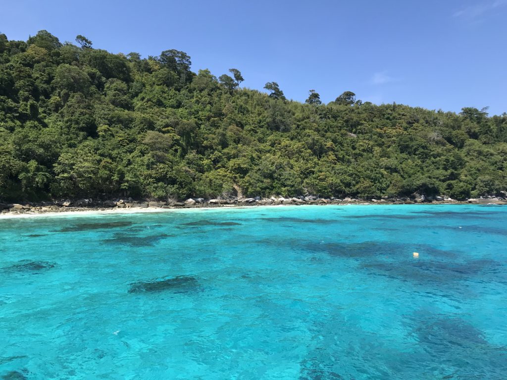 ラチャノイ島の青い海