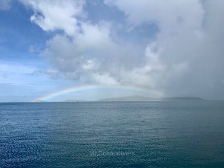 ラチャノイ島でダイビング　虹ができた空