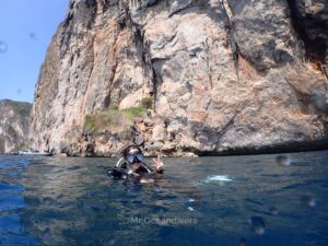 プーケットでダイビング 島を背景に撮影
