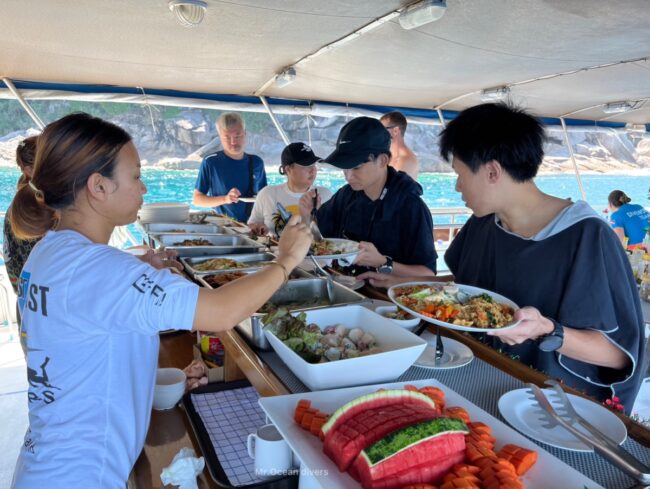 シミラン諸島のクルーズ船で食事をする人が数人見えます