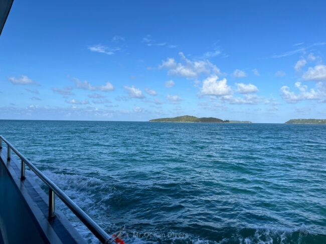 青い空と海、少し離れたところには島が見えます。