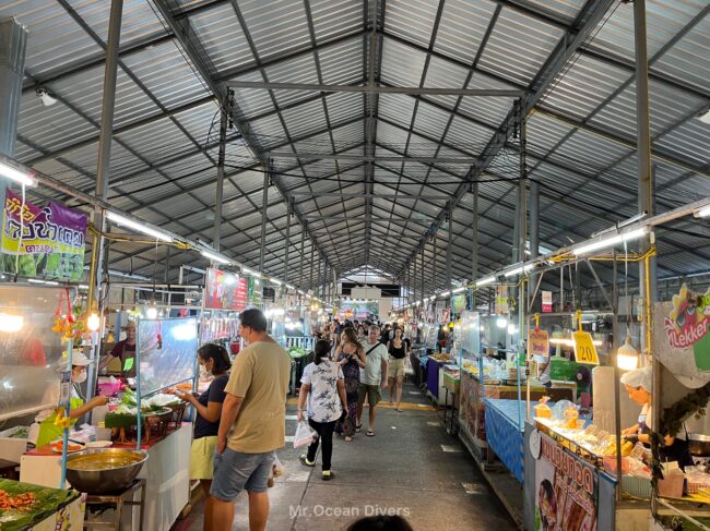 アーケード状の建物の中に左右びっしりと食べ物の屋台が並んでいます