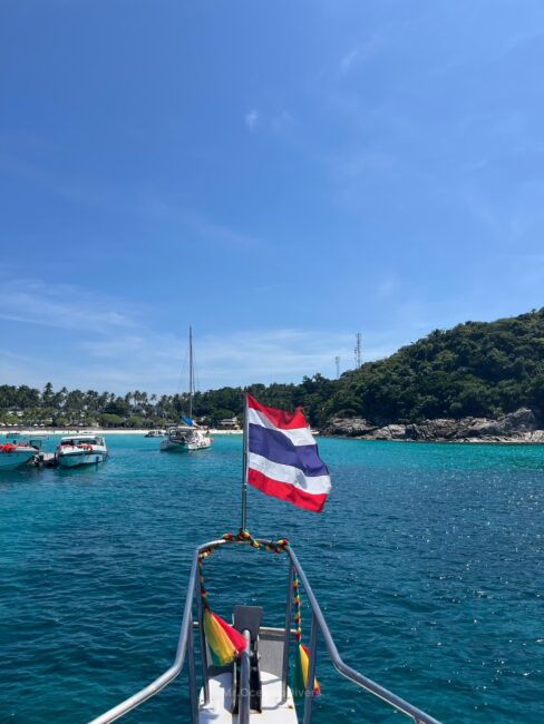 真っ青な空と海とタイ国旗が見えます