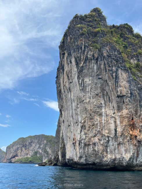 海から切り立った島が見えます