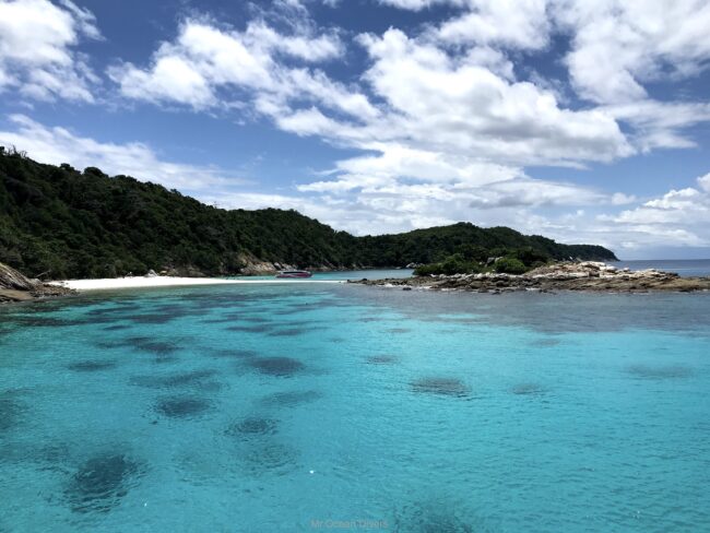 青い空と海と奥にはビーチも見えます