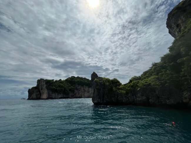 雲が多い空の下不ふたつの島が海にあるのが見えます