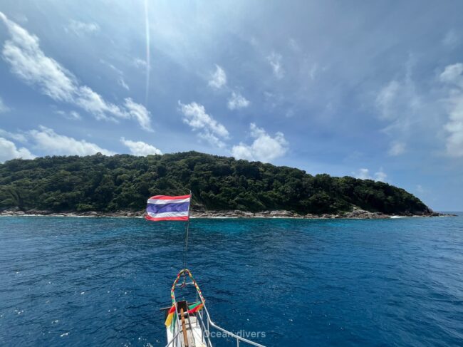 山と海とタイの国旗が見えます