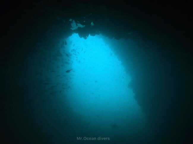 洞窟の中から見た外は青く見えています