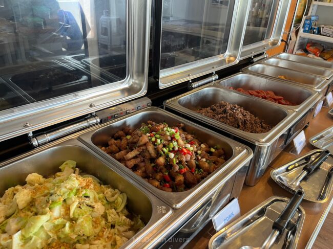 ご飯がいくつか並んでいます