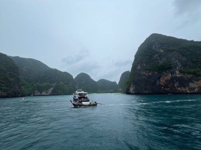 切り立った島の近くに一艘のボートが停まっています。