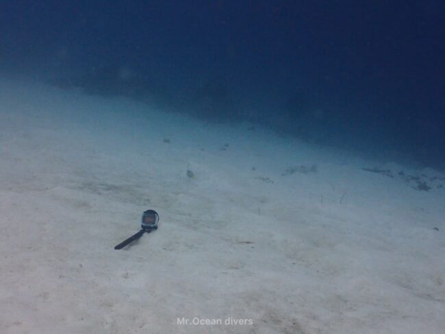 砂の上にアクションカメラが置いてあります