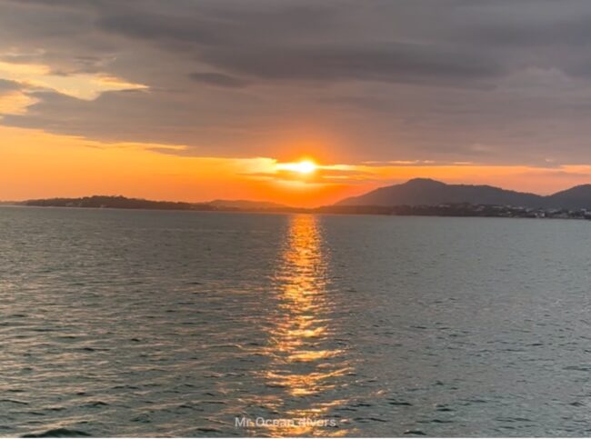 雲と山の隙間から夕陽が見えます