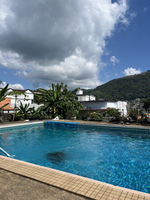 雲と青い空の下にプールが見えます