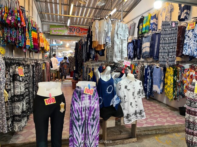 タイパンツや服がたくさん売っているのが見えます