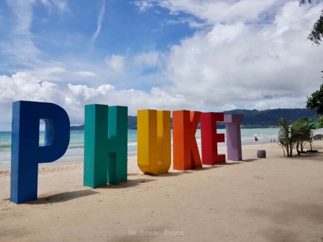 ビーチの上にPHUKETと書かれた大きなオブジェが見えます