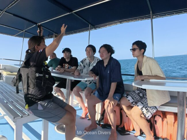 プーケット ダイビング ボートでブリーフィングを受ける体験ダイバー