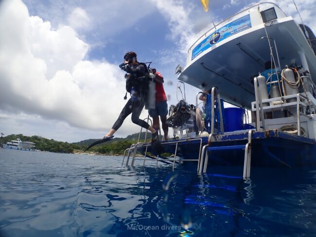 プーケット ダイビング ボートから海へエントリーするダイバー