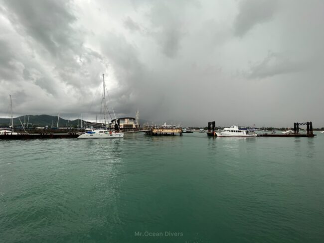 プーケット 雨季の海況 ダイビング出発前の港の様子