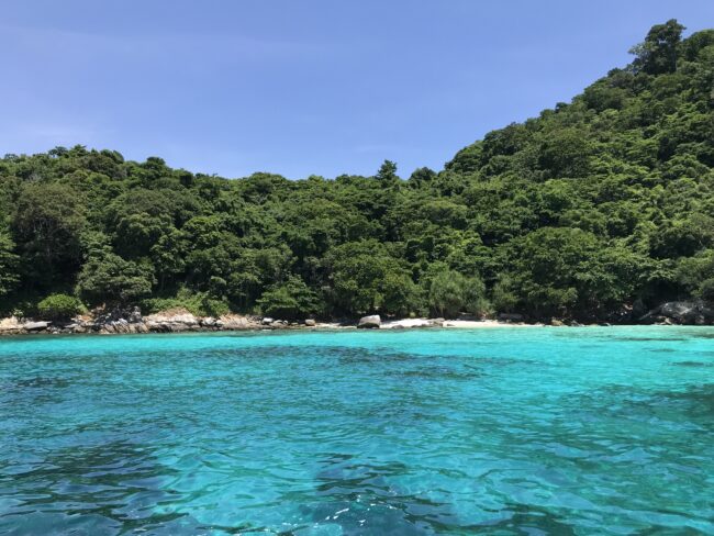 60代以上でも安心して楽しめるプーケットの透明度が高い海