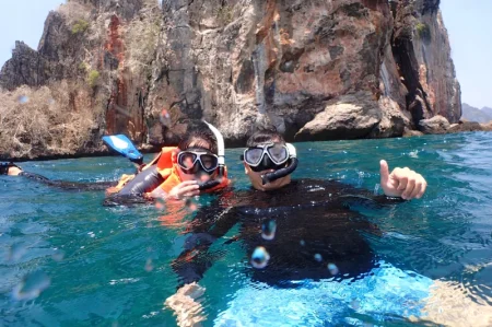 プーケットでシュノーケル｜海で遊ぶ様子